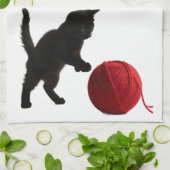 黒いシルエットの子猫と赤い毛糸のボール キッチンタオル (折り畳み)