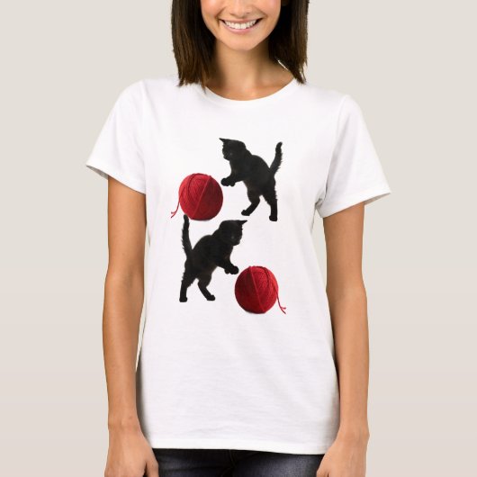 黒いシルエットの子猫と赤い毛糸のボール Tシャツ (正面)