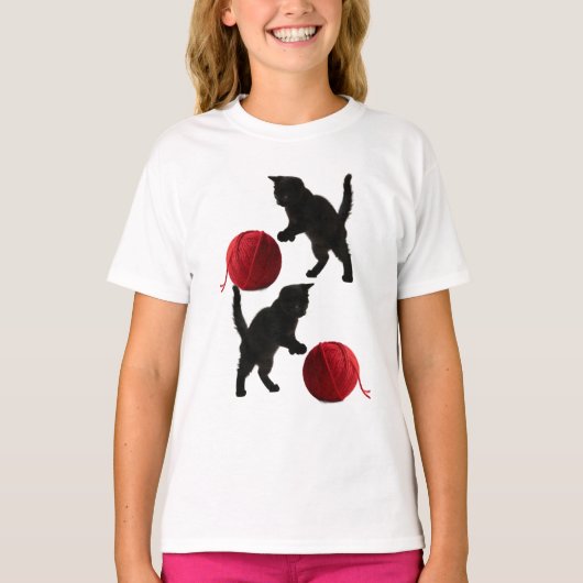 黒いシルエットの子猫と赤い毛糸のボール Tシャツ (正面)
