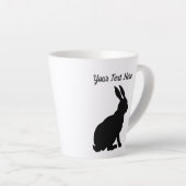 黒いシルエットの座ったウサギの横顔 カフェラテマグ (右アングル)