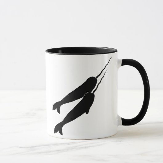 黒いシルエットを一緒に泳ぐかわいいNarwhals マグカップ (右)