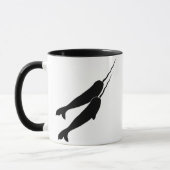 黒いシルエットを一緒に泳ぐかわいいNarwhals マグカップ (左)