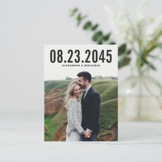 黒いシンプルタイポグラフィ日付はがきを保存 案内ポストカード (スタンド正面)