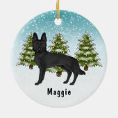 黒いジャーマンシェパードのクリスマス 冬の森 セラミックオーナメント (裏面)