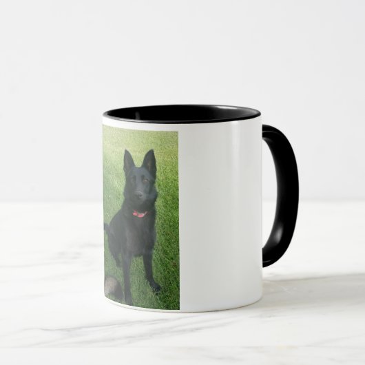 黒いジャーマン・シェパードのコーヒー・マグ マグカップ (正面右)