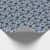 黒いスイカズラの房、灰色の背景に淡い葉脈 ラッピングペーパー (角)