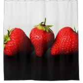 黒いスカーナの上に白のイチゴ シャワーカーテン (正面)
