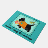 黒いスコッチテリア犬のグルーミングビジネス歓迎 ドアマット (アングル)