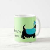 黒いスコットランド犬の青い緑の名前パーソナライズされた コーヒーマグカップ (正面右)