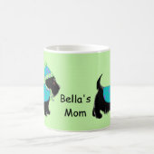 黒いスコットランド犬の青い緑の名前パーソナライズされた コーヒーマグカップ (中央)