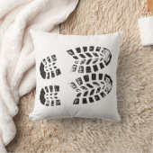 黒いスニーカー及び白い押印 クッション (ブランケット)