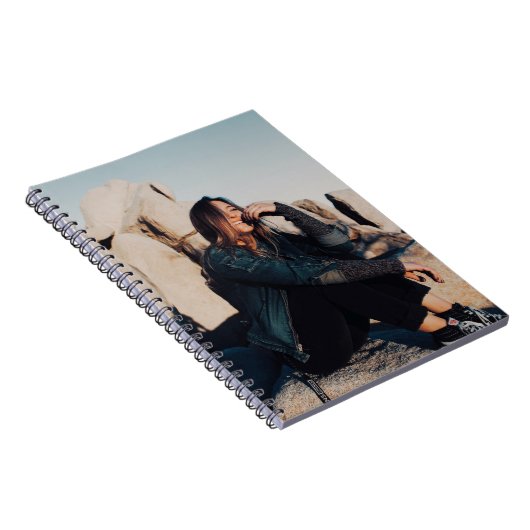 黒いズボンを着て座って微笑む女性 ノートブック (右側)