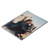 黒いズボンを着て座って微笑む女性 ノートブック (左側)