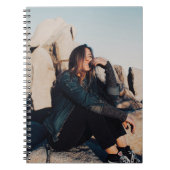 黒いズボンを着て座って微笑む女性 ノートブック (正面)