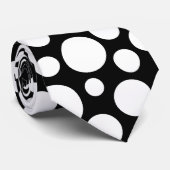 黒いタイのランダムな白水玉模様パターン ネクタイ (ロール)
