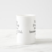 黒いタイポグラフィフレーズ美しい日 ボーンチャイナマグカップ (正面)