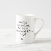 黒いタイポグラフィフレーズ美しい日 ボーンチャイナマグカップ (右)