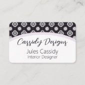 黒いタイル張りのアーチ上の対称な白い花のパターン 名刺 (正面)