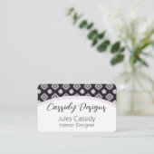 黒いタイル張りのアーチ上の対称な白い花のパターン 名刺 (スタンド正面)