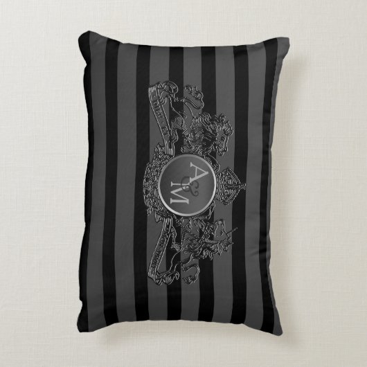 黒いタキシードのストライプのピューターのライオンの紋章の結婚式で指輪を運んで来る人 アクセントクッション (裏面(縦))