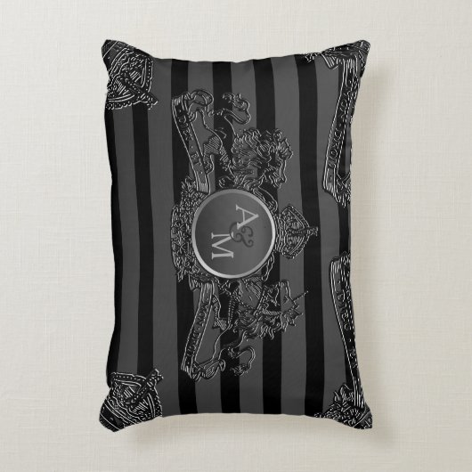 黒いタキシードのストライプのピューターのライオンの紋章の結婚式で指輪を運んで来る人 アクセントクッション (正面(垂直))