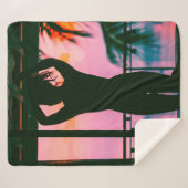 黒いタンクの上に乗った女性と黒い上に立ったズボン シェルパブランケット (正面(横))