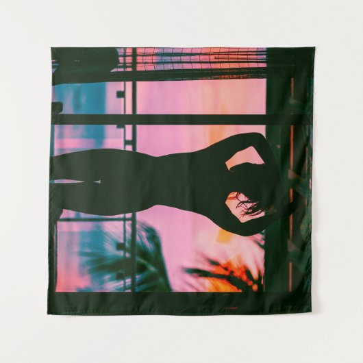 黒いタンクの上に乗った女性と黒い上に立ったズボン タペストリー (正面(横))