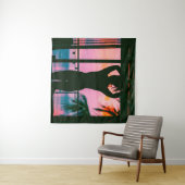 黒いタンクの上に乗った女性と黒い上に立ったズボン タペストリー (インサイチュ(横))