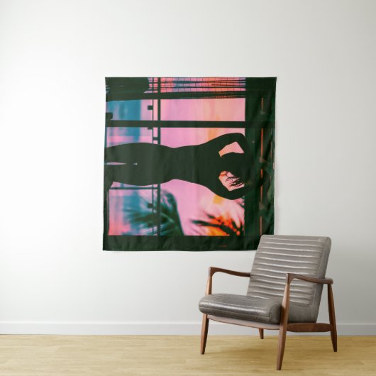 黒いタンクの上に乗った女性と黒い上に立ったズボン タペストリー (インサイチュ(横))