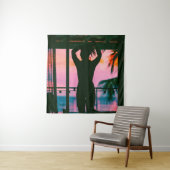 黒いタンクの上に乗った女性と黒い上に立ったズボン タペストリー (インサイチュ)