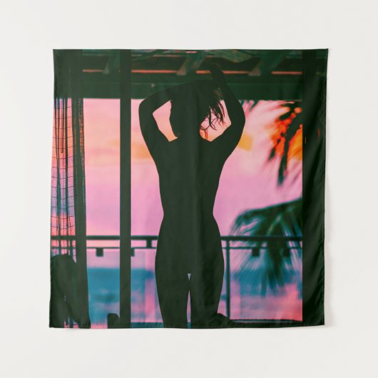 黒いタンクの上に乗った女性と黒い上に立ったズボン タペストリー (正面)