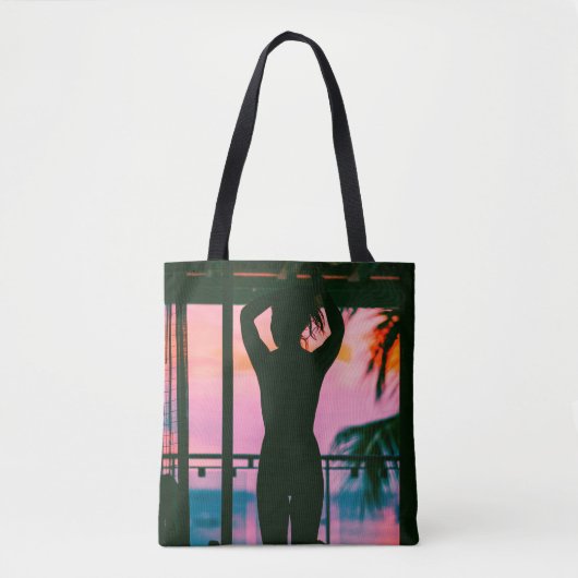 黒いタンクの上に乗った女性と黒い上に立ったズボン トートバッグ (正面)