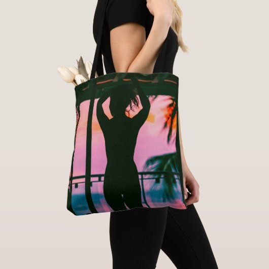 黒いタンクの上に乗った女性と黒い上に立ったズボン トートバッグ (クローズアップ)