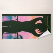 黒いタンクの上に乗った女性と黒い上に立ったズボン バスタオル (バスタオル)