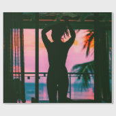 黒いタンクの上に乗った女性と黒い上に立ったズボン ラッピングペーパー (フラット)