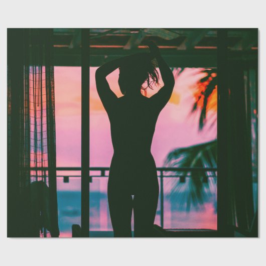 黒いタンクの上に乗った女性と黒い上に立ったズボン ラッピングペーパー (フラット)