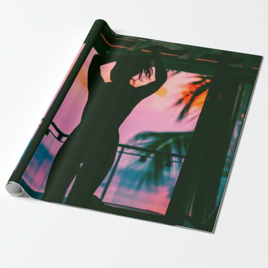 黒いタンクの上に乗った女性と黒い上に立ったズボン ラッピングペーパー (アンロールド)