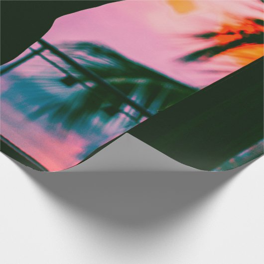 黒いタンクの上に乗った女性と黒い上に立ったズボン ラッピングペーパー (角)