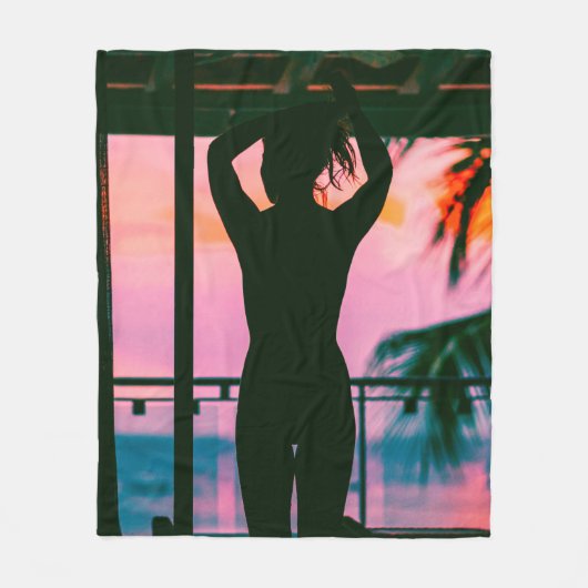 黒いタンクトップの女性とブラックの上に立っているズボン フリースブランケット (正面)