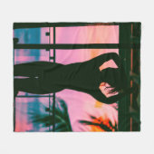 黒いタンクトップの女性とブラックの上に立っているズボン フリースブランケット (正面(横))