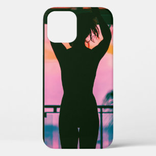 黒いタンクトップを着た女性と黒いタンクの上に立つズボン iPhone 12ケース