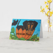 黒いダックスフントのハロウィンのカボチャ挨拶状 カード (黄色い花)