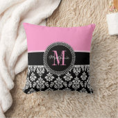 黒いダマスク織のピンクのモノグラムのパーソナライズな枕 クッション (ブランケット)