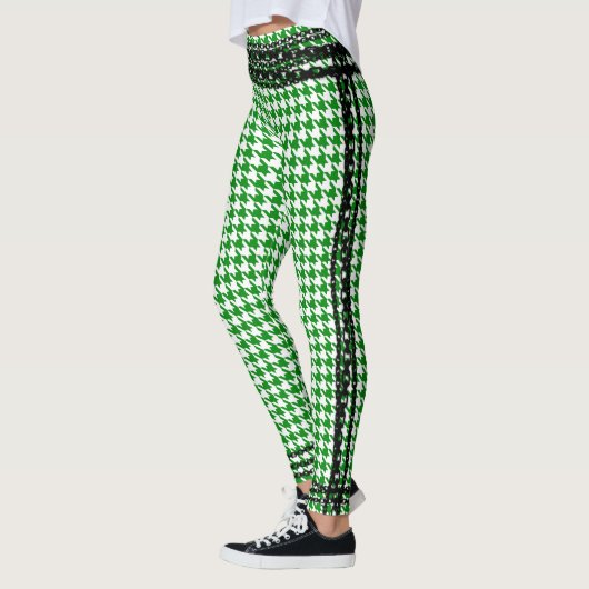 黒いチェーントリムのケリーの緑の白い千鳥格子の レギンス (左)