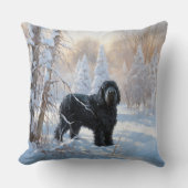黒いテリアロシアのが雪のクリスマスを許した クッション (正面)