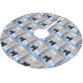 黒いテリアロシアのが雪のクリスマスを許した ブラッシュドポリエステルツリースカート (アングル)