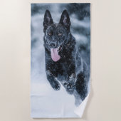 黒いドイツの羊飼いが雪のダベットカバー ビーチタオル (正面)