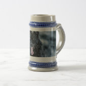 黒いドイツの羊飼いが雪のダベットカバー ビールジョッキ (正面右)