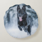 黒いドイツの羊飼いが雪のダベットカバー ラウンドクッション (裏面)