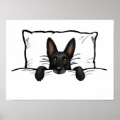 黒いドイツの羊飼い犬がベッドに引っ張り ポスター (正面)